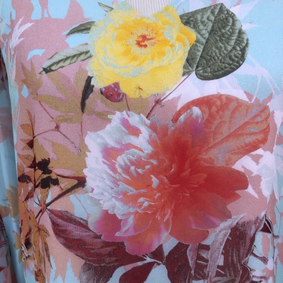 Vince Camuto faded bloom ruffle sleeve blouse - Picture 6 of 8